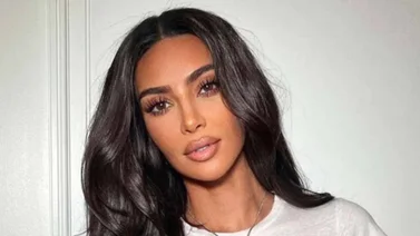 Kim Kardashian aprovecha el verano para presumir sus glúteos en un diminuto bikini 