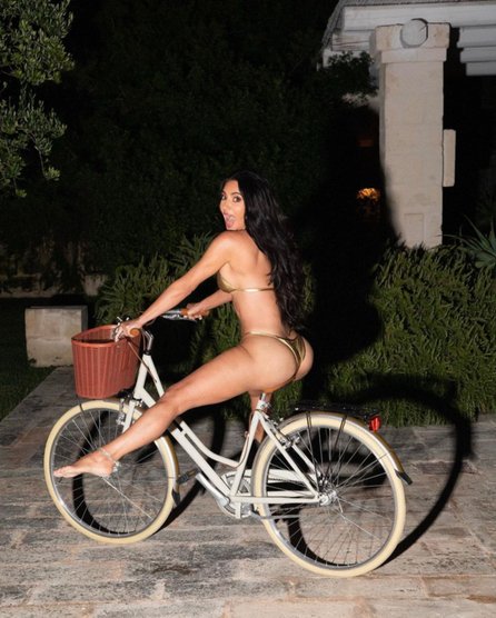 Kim Kardashian aprovecha el verano para presumir sus glúteos en un diminuto bikini 