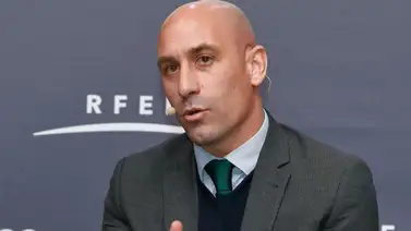 Presidente de la Federación Española de Fútbol se disculpa por besar a una jugadora sin su consentimiento Presidente de la Federación Española de Fútbol se disculpa por besar a una jugadora sin su consentimiento