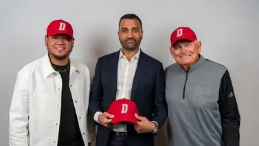 Este es el juego inaugural de la liga de beisbol de Dubai.  Este es el juego inaugural de la liga de beisbol de Dubai.