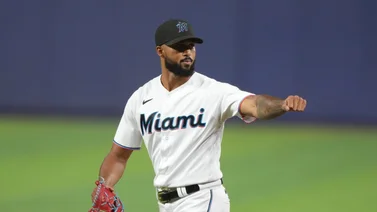 MLB: Mira todo lo que destroza Sandy Alcántara en el dugout tras ser sustituido (+video) 