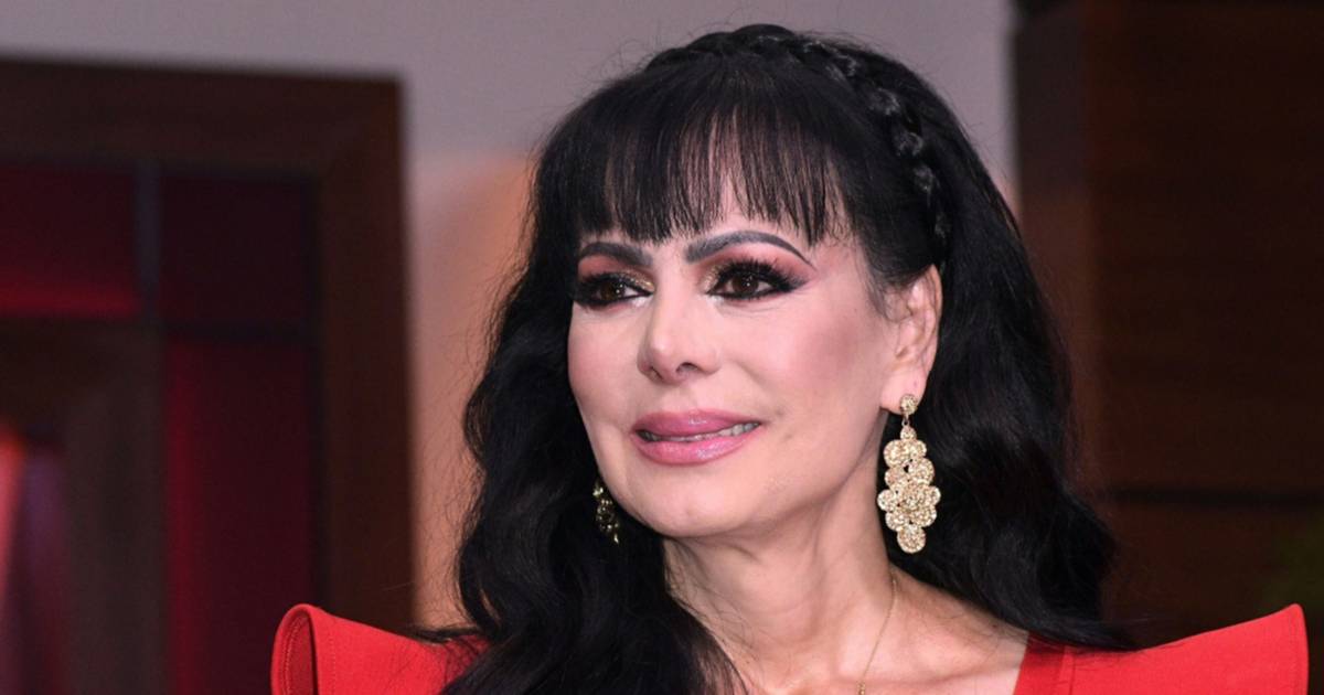 Maribel Guardia en minivestido transparente presume el cuerpazo que se