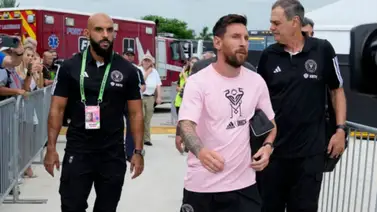 Messi: Mira al intimidante escolta que sigue los pasos del argentino hasta en el terreno de juego Messi: Mira al intimidante escolta que sigue los pasos del argentino hasta en el terreno de juego