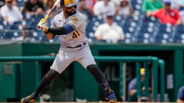 MLB: Carlos Santana en condición de día a día en Milwaukee