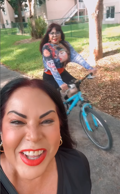 ¡Llévame en tu bicicleta! Lila Morillo “La Maracucha de Oro” se ejercita en dos ruedas