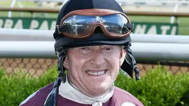 El jockey más viejo de la historia gana 3 de sus últimas 4 montas en Estados Unidos El jockey más viejo de la historia gana 3 de sus últimas 4 montas en Estados Unidos