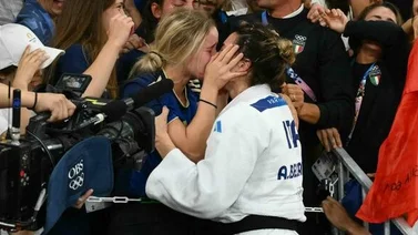 El beso que le está dando la vuelta a los Juegos Olímpicos París 2024 (+video)
