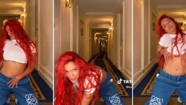 ¡Llamen a los bomberos! Karol G se pone erótica al tocarse con una de sus bailarinas (+Video)