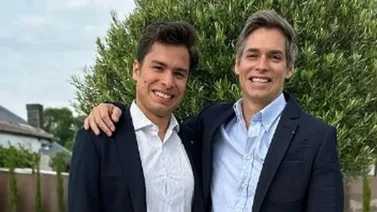 ¡Par de galanes! Carlos Baute y su retoño mayor presumen sus cuerpos de tentación en la playa