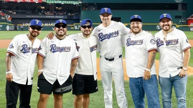 Video | Grupo Frontera triunfa en su primer lanzamiento del choque entre Rangers y Astros