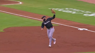 MLB: Emmanuel Rivera evitó un imparable construyendo un muro en la antesala (+Video)