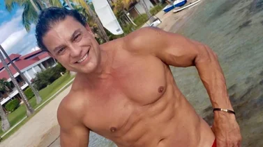 Osvaldo Ríos alborota el gallinero con el cuerpazo que se gasta a los 63 años