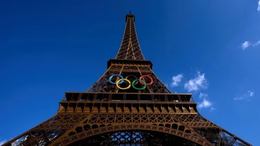 Policía arrestó a un hombre que intentó escalar la Torre Eiffel