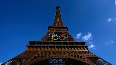 Policía arrestó a un hombre que intentó escalar la Torre Eiffel Policía arrestó a un hombre que intentó escalar la Torre Eiffel