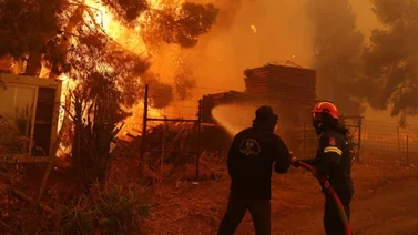 Logran controlar el gran incendio en las afueras de Atenas (+Detalles)