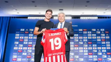 Julián Álvarez ya posa con los colores del Atlético de Madrid Julián Álvarez ya posa con los colores del Atlético de Madrid