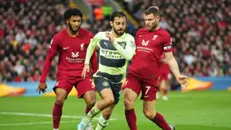 Esta leyenda se convierte en el jugador con más temporadas en la Liga inglesa 