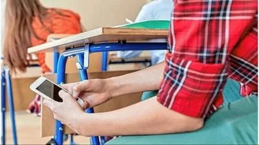 Manitoba aprueba nueva ley contra teléfonos móviles en las escuelas