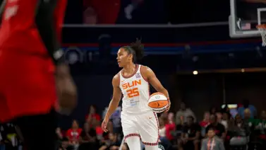 Connecticut Sun y Los Angeles Sparks se enfrentan en la cancha Connecticut Sun y Los Angeles Sparks se enfrentan en la cancha
