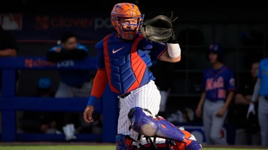 MLB: Francisco Álvarez vuelve a demostrar su potente brazo con este disparo certero (+video)