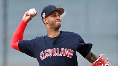 MLB: Brayan Rocchio saca un out en home plate de otro planeta 