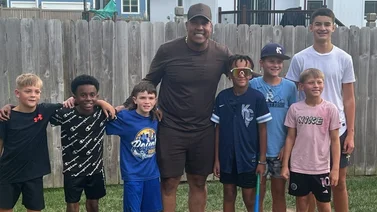 MLB: Salvador Pérez la saca de jonrón con este hermoso gesto junto a estos niños (+Video)