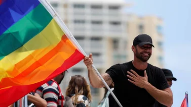 Cantante se declara abiertamente gay y Ricky Martin le envía poderoso mensaje de orgullo (+Video)