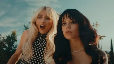 Tremendo beso se plantan Sabrina Carpenter y Jenna Ortega, la popular “Merlina” 