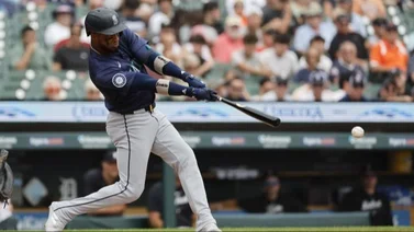 MLB: Víctor Robles abandona el juego tras recibir fuerte pelotazo al intentar un toque (+Video)