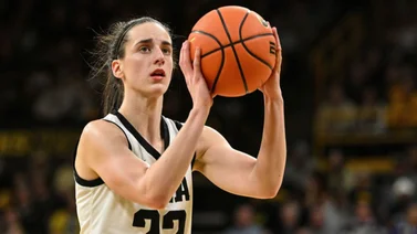 WNBA: Caitlin Clark anota triples más lejos que los de Stephen Curry (+video)
