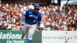 MLB: Salvador Pérez supera en hits a otro receptor del Salón de la Fama