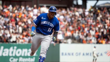 MLB: Salvador Pérez supera en hits a otro receptor del Salón de la Fama