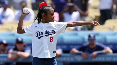 NBA: ¡Su padre estaría orgulloso! Hija de Kobe Bryant muestra sus habilidades en el beisbol