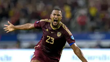Salomón Rondón celebró en España ante la atenta mirada de Xavi Hernández Salomón Rondón celebró en España ante la atenta mirada de Xavi Hernández