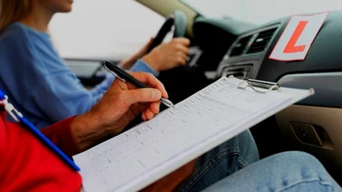 Florida reanuda el proceso de licencias de conducir para migrantes con TPS
