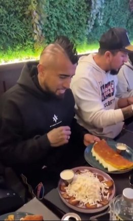 Pillan a Arturo Vidal comiendo cachapas en Chile: “La mejor” (+Video)- Pillan a Arturo Vidal comiendo cachapas en Chile: “La mejor” (+Video)