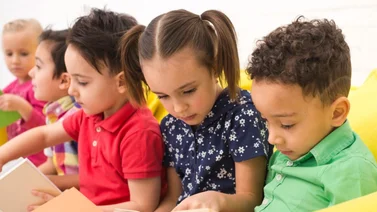 Niño migrante estudiando en EEUU