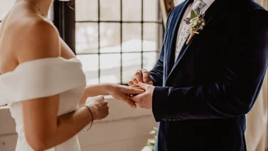 USCIS aplicará nuevas reglas para solicitar la residencia a través de los matrimonios y vínculos familiares