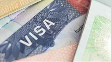 Alerta para residentes: El documento esencial para viajar y evitar problemas al regresar a EE. UU.