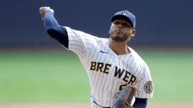 ¡Dominio total! Freddy Peralta lidera entre mejores abridores de MLB