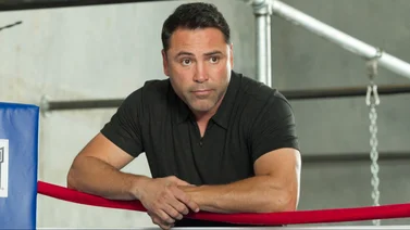 Óscar de la Hoya le pega un derechazo al boxeador Xander Zayas (+Video)
