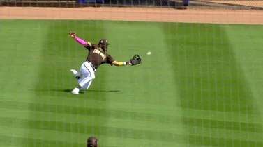 ¡Clase de atrapada! Fernando Tatís Jr lució con el guante en victoria de San Diego (+Video)