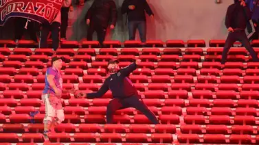Presidente de Independiente se lava las manos tras violento episodio contra hinchas de U de Chile Presidente de Independiente se lava las manos tras violento episodio contra hinchas de U de Chile
