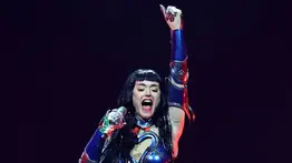 ¡Boom! Katy Perry recibe una descarga eléctrica en su concierto (+Video)