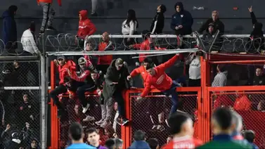 ¡Terrible! El momento exacto en el que se desató la pelea entre barras de Independiente y U. de Chile ¡Terrible! El momento exacto en el que se desató la pelea entre barras de Independiente y U. de Chile