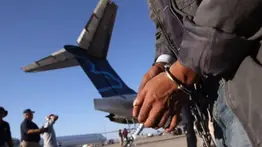 ICE considera crear su propia flota de aviones para acelerar deportaciones