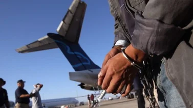 ICE considera crear su propia flota de aviones para acelerar deportaciones