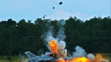 Así fue el impactante momento en que un avión de combate se estrelló en Polonia (+Video)
