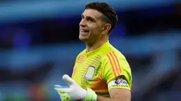 Premier League: Dibu Martínez quiere ser parte de los Diablos Rojos