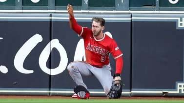 ¡Escalofriante! Así fue el aparatoso choque del jardinero Taylor Ward en el Daikin Park (+Video)